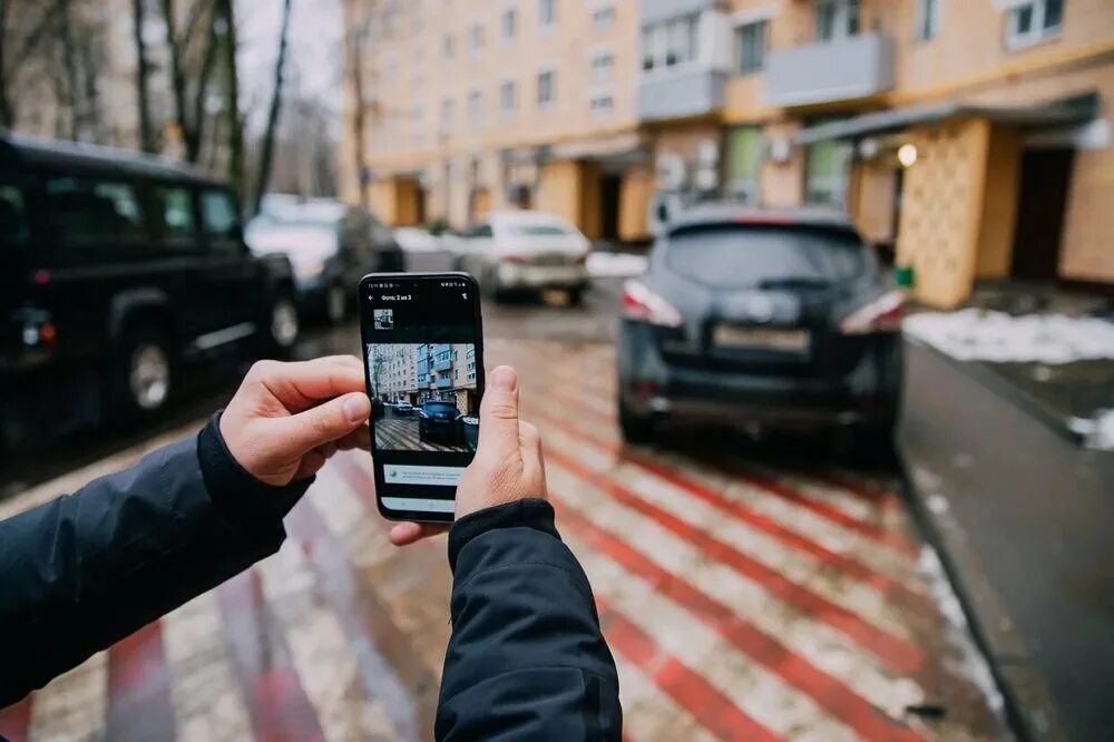 Фотография нарушения. Фотографирует машину. Человек фотографирует машину. Помощник Москвы. Помощник Москвы приложение.