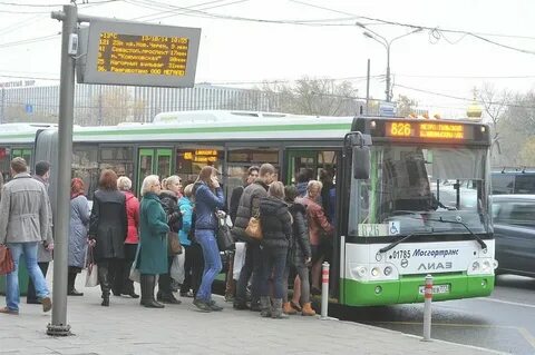 Высадка посадка пассажира такси на остановке