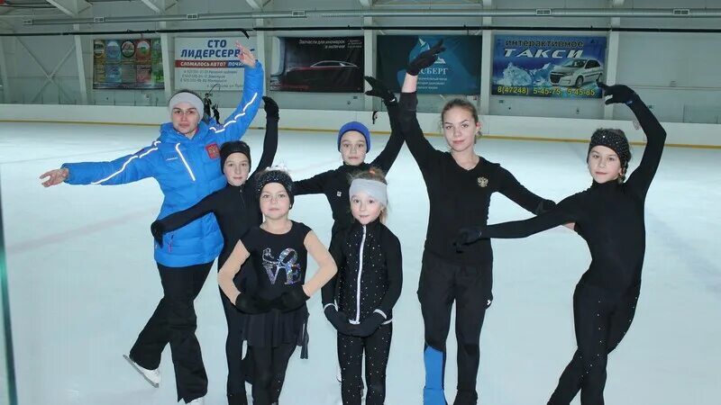 Пунин тренер фигурное катание. Инструктор по конькам. Фигуристы на тренировке. Инструктор по конькам. Тренер по фигурному катанию.