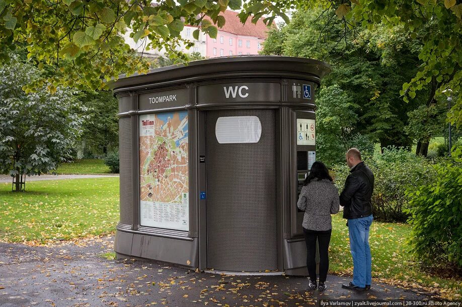 Биотуалет на ВДНХ. Городской туалет. Уличный общественный туалет. Биотуалеты в парках.