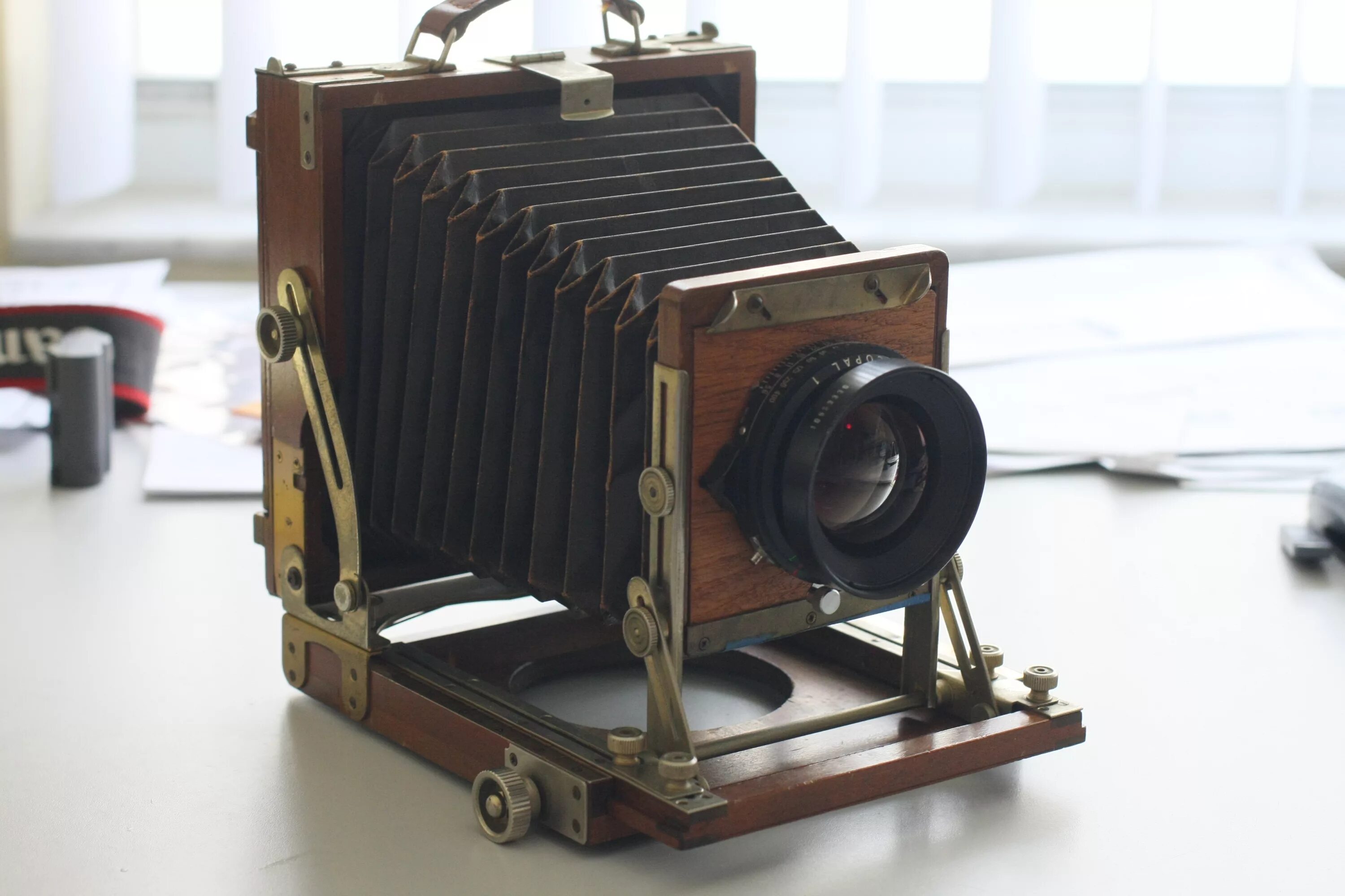 Крупноформатная камера. Широкоформатная камера. Sinar фотоаппарат. Linhof portrait. Фотоаппарат большой формат.