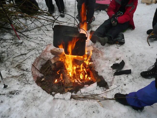 Таежный дымокур костер. Костер зимой в лесу. Снежинки над костром. Чай на костре. Снежинки над костром.