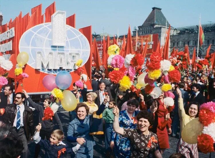 Фото 1 мая ссср. 1 Мая шествие СССР. Первомайская демонстрация в СССР. Демонстрация 1 мая в СССР. Демонстрация трудящихся 1 мая СССР.