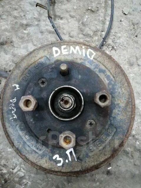 Ступица мазда демио dw3w. Цапфа задняя мазда демио. Dw 3w,. Ступица задняя мазда демио. Мазда демио dw3w ремкомплект тормозного барабана.