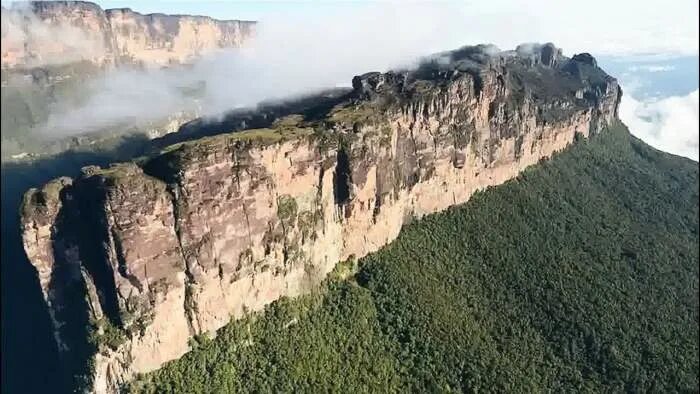 Самый высокий водопад гвианском плоскогорье. Венесуэла плато Тепуи. Ауянтепуи гора дьявола. Горы Южная Америка Гвианское Нагорье. Тепуи Сарисариньяма карстовая.
