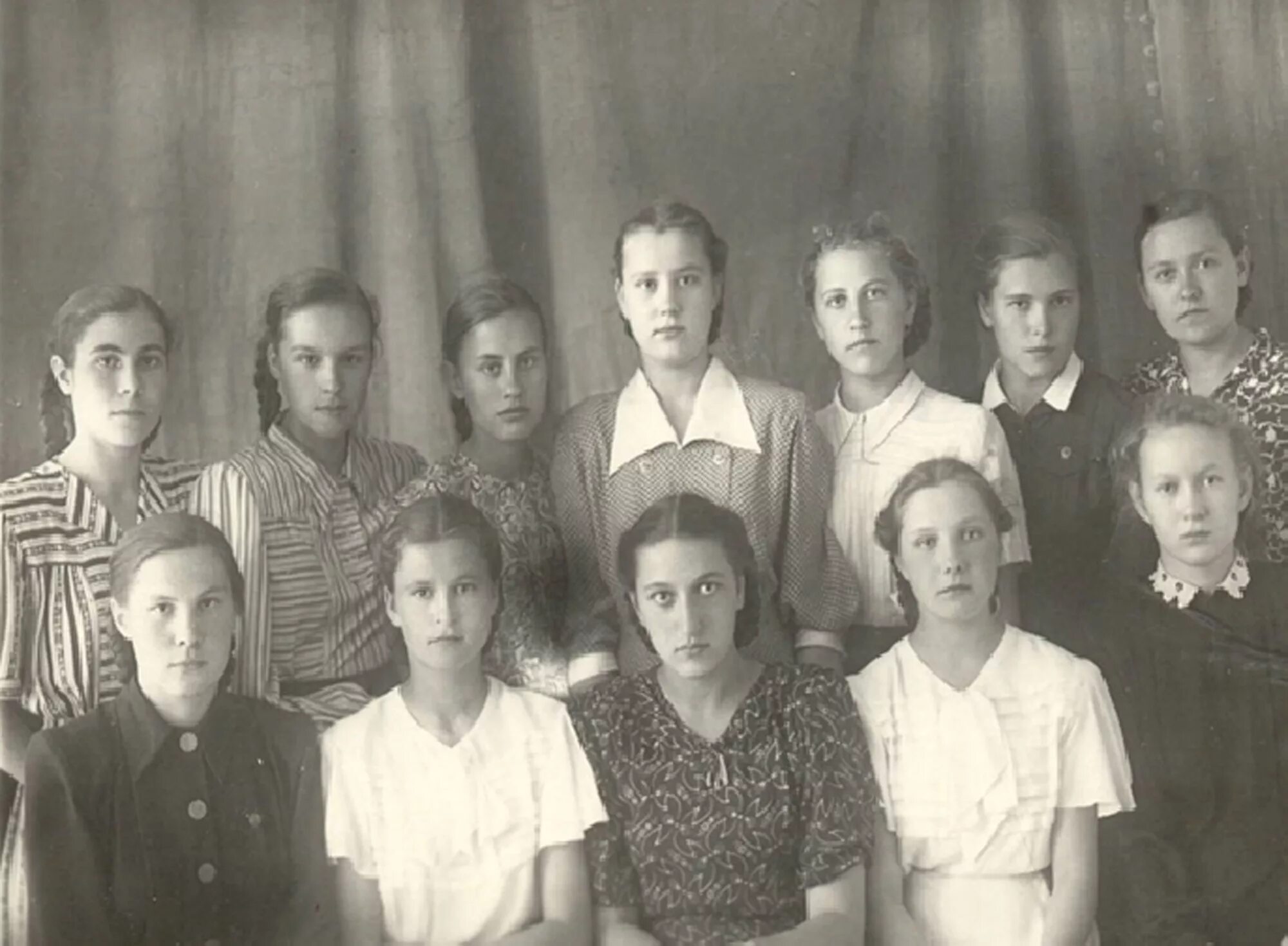 Советские выпускники. Старые фотографии выпускников. Последний звонок 1948 года. Архив школьных фотографий.