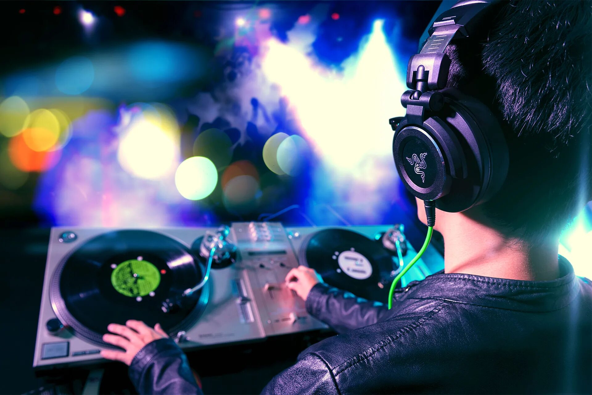 Песни в качестве 720. Наушники Razer Adaro DJ. Музыкальные картинки. Фотосессия для диджея. Обложки диджеев.