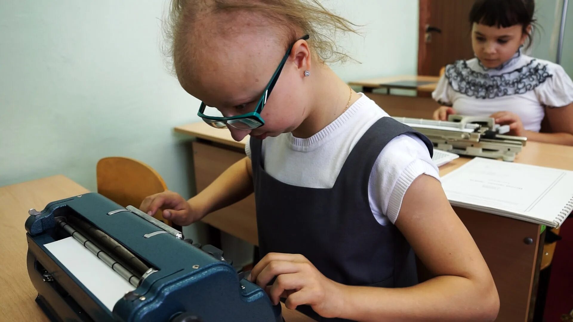 Дети с нарушением зрения слабовидящие. Оборудование для слабовидящих детей. Специальное оборудование для детей с нарушением зрения. Дети с нарушением зрения в школе. Дети с нарушением зрения Слепые.