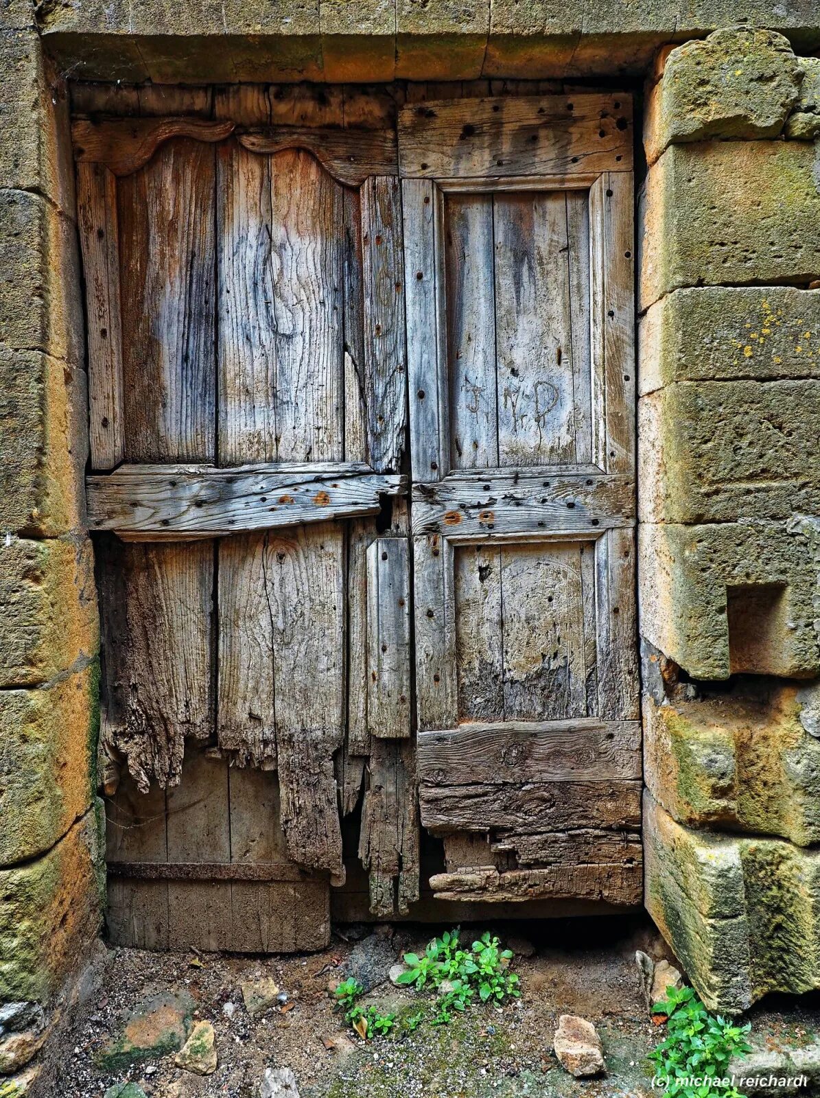 Жуткие двери. Страшная дверь. Страшная деревянная дверь. Страшная входная дверь. Плохая дверь.