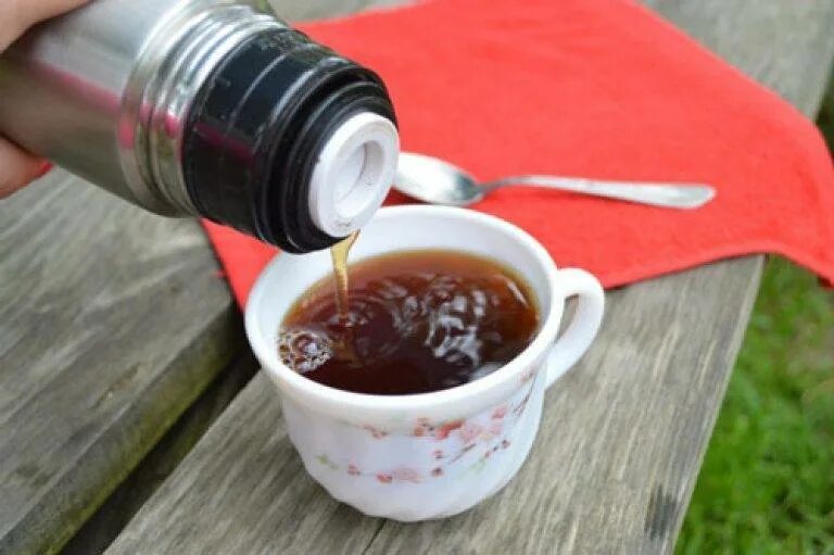 Термос для чая. Настой боярышника в термосе. Чай из термоса. Настои в термосе. Сколько пить заваренный чай