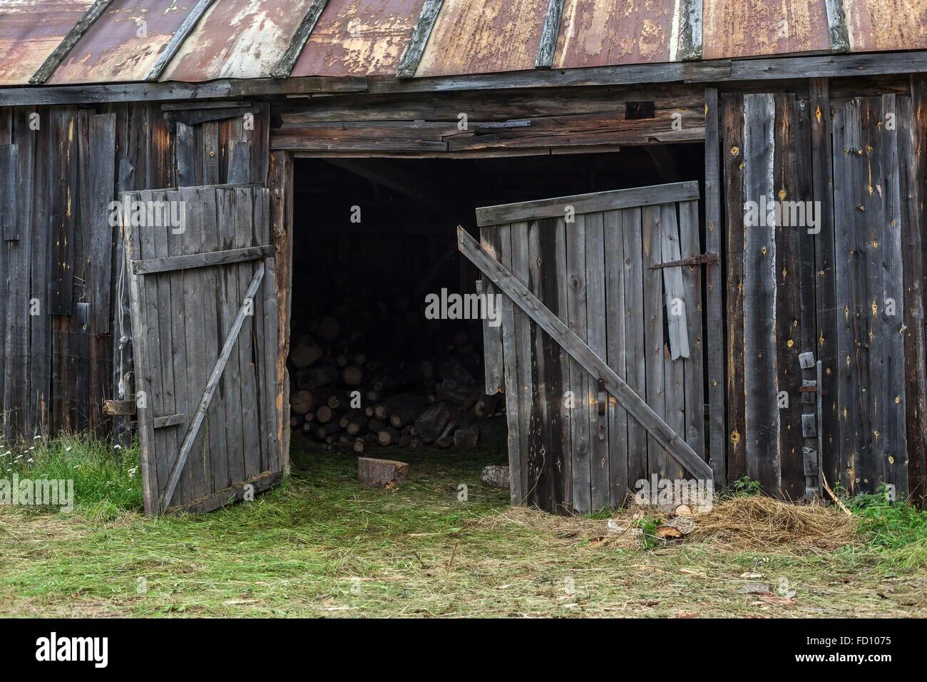 Страшный дом в деревне. Дождь в деревне. Поле деревня. Деревенский пейзаж. Мистическая деревня.