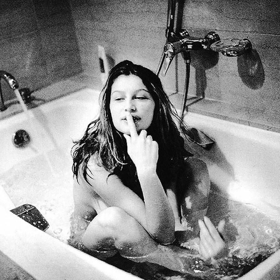 Найти девушку ванной. Анджелина джоли в ванне. фотосессия в ванной. фотосессия в ванне. фотосет в ванной.