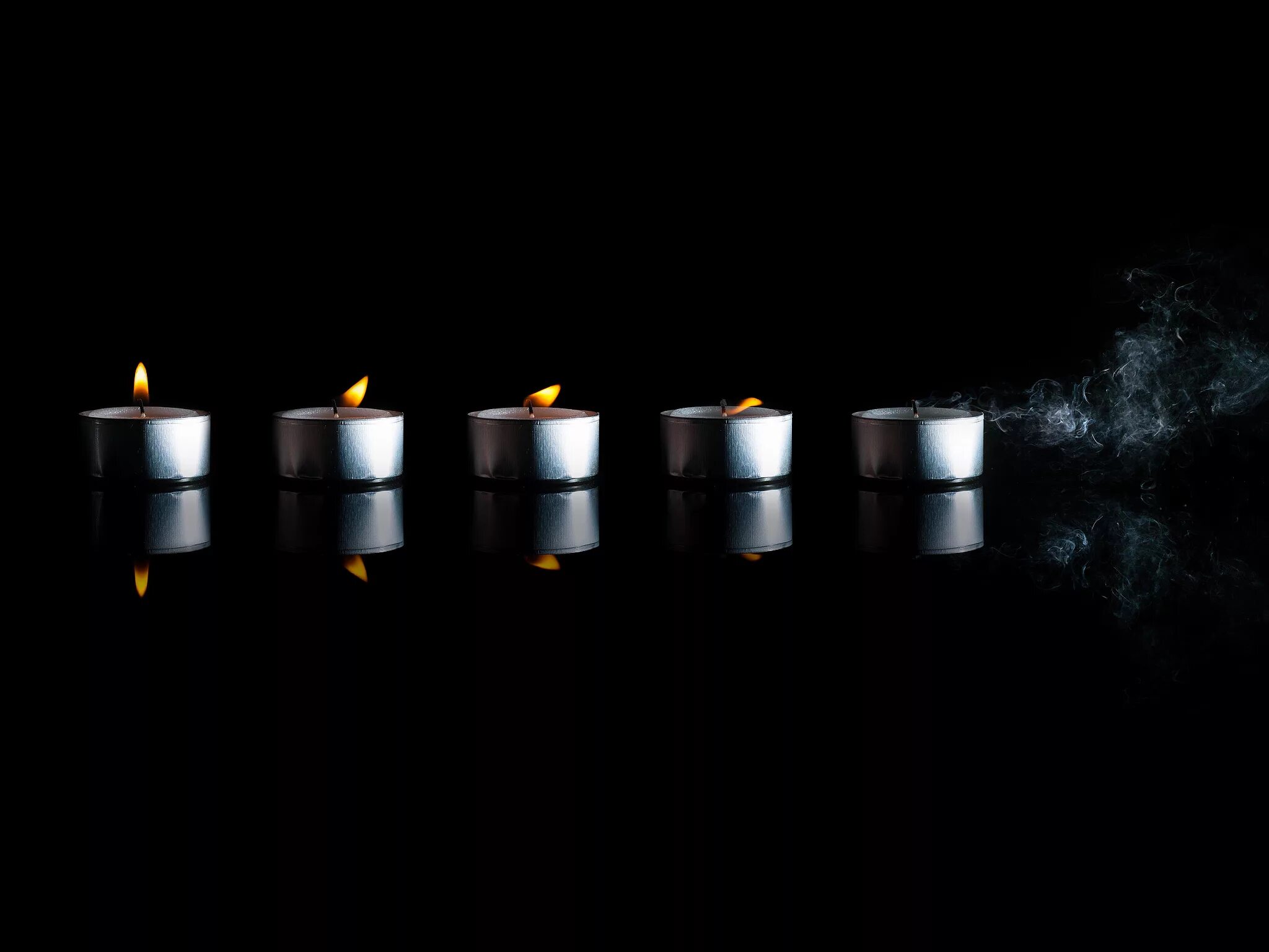 Свеча на черном фоне. Свеча на темном фоне. Свечка на черном фоне. Горящие свечи. Свечи стали черные