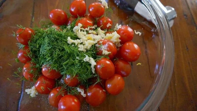 Закусочные помидоры с чесноком и зеленью быстрого. Помидоры черри малосольные помидоры черри. малосольные помидоры черри быстрого приготовления. малосольные помидорчики черри. помидоры черри зелень чеснок.
