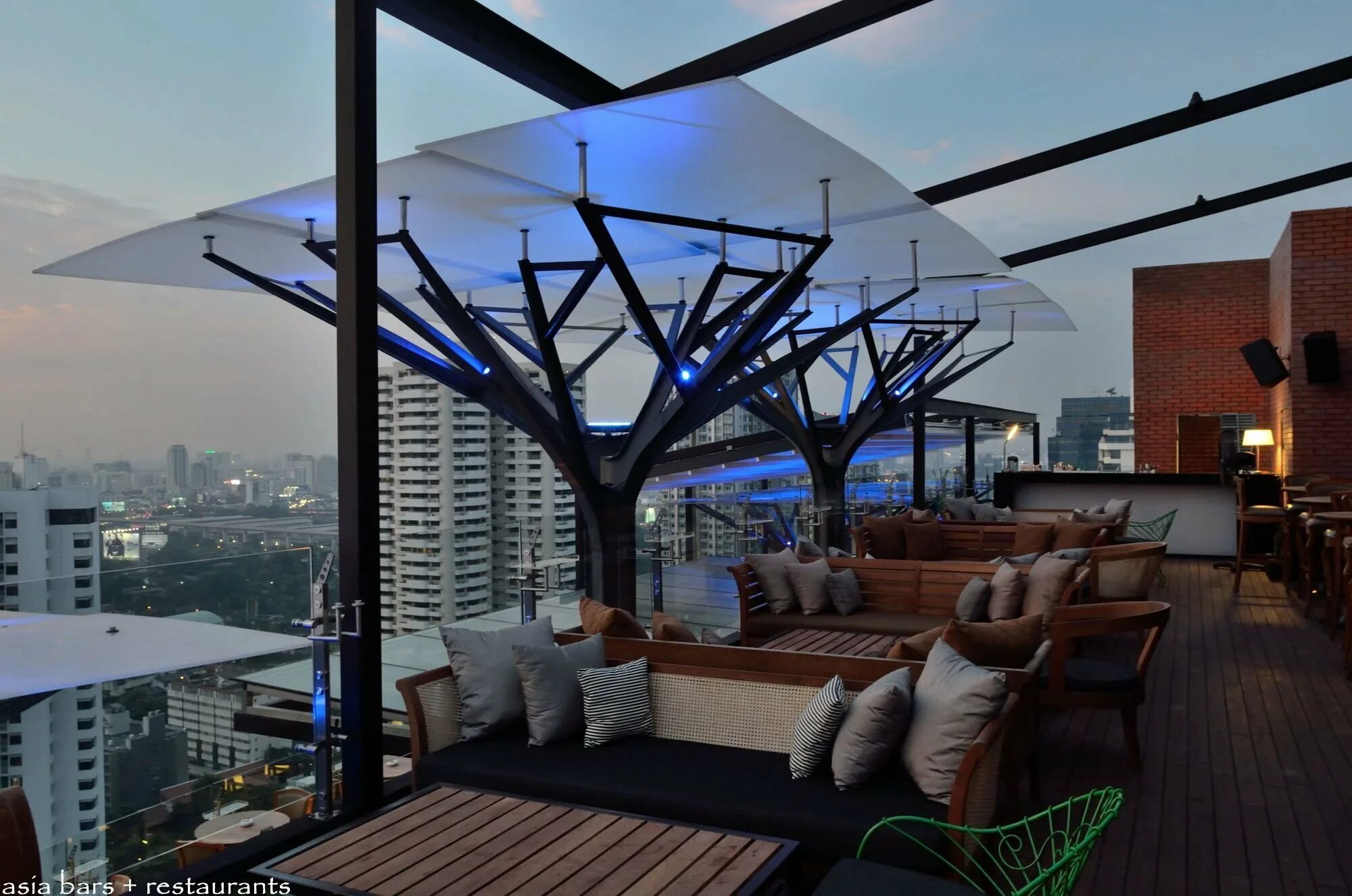 Rooftop ресторан москва. Ресторан карлсон веранда. Сохо терраса москва. Рестораны с верандой на крыше. Рестораны с верандой на крыше.