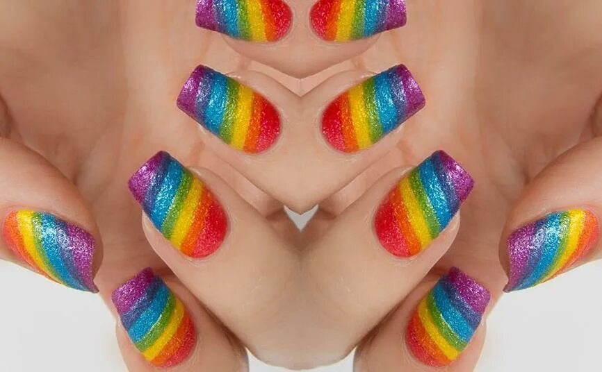 Праздничные разноцветные ногти. Ногти в стиле радуги. Радужный маникюр на короткие ногти. Улыбка радуги ногти. Разноцветный женский маникюр.