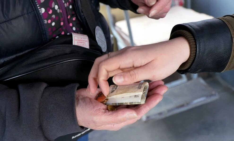 Повышение цен на проезд в общественном транспорте. Оплата наличными в автобусе. плата за проезд. автобус деньги. оплата в маршрутке.