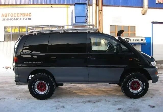 Купить делику левый руль. Mitsubishi Delica левый руль. Delica l400 левый руль. Мицубиси Делика с левым рулем. Митсубиси Делика 4х4 левый руль.