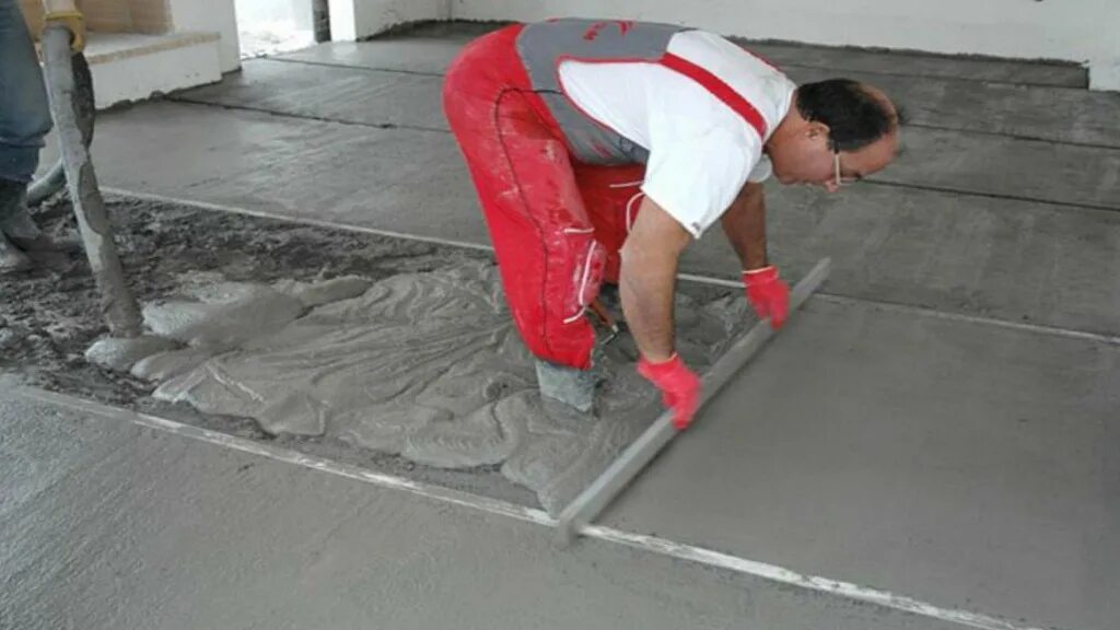 Полусухая цементно-песчаная стяжка. Минимальная песочно цементная стяжка пола. Цпс работа. Полы стяжка из цементно-песчаного раствора. Выравнивающая цементно песчаная стяжка для кровли.