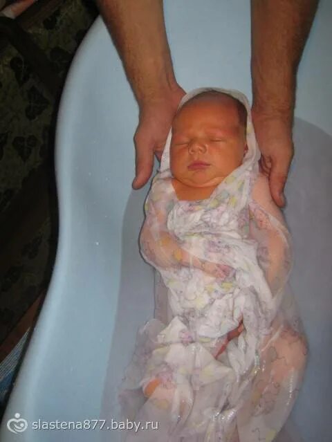 Купание младенца. Купание в марганцовке новорожденного. Марганцовка для купания новорожденных. Марганец для купания младенцев.