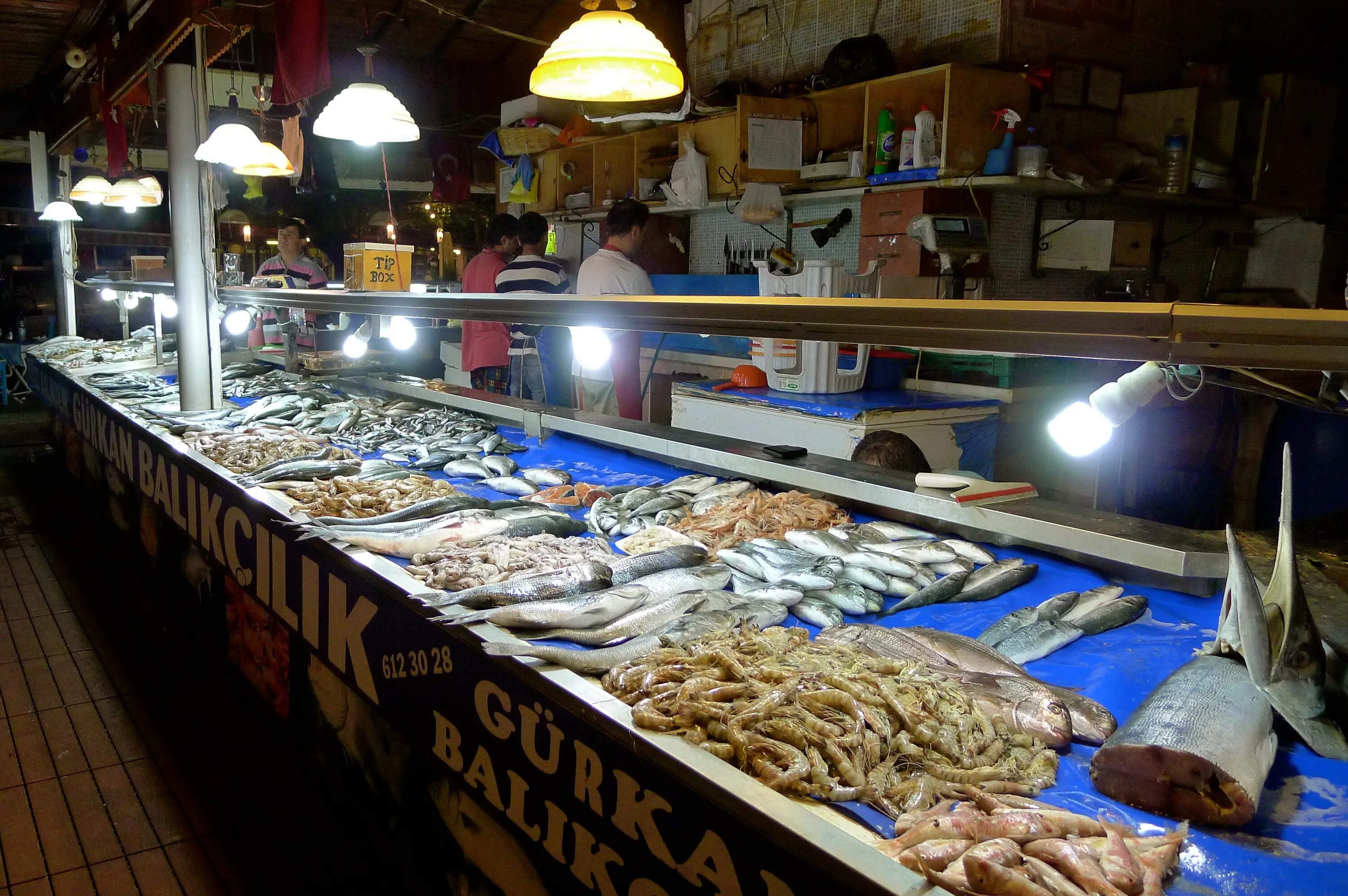 Где рыбный рынок на волне. Рыбный рынок Фетхие. Рыбный рынок с рестораном в Фетхие. Фетхие фишмаркет. Рыбный ресторан в Шардже Фиш Маркет.
