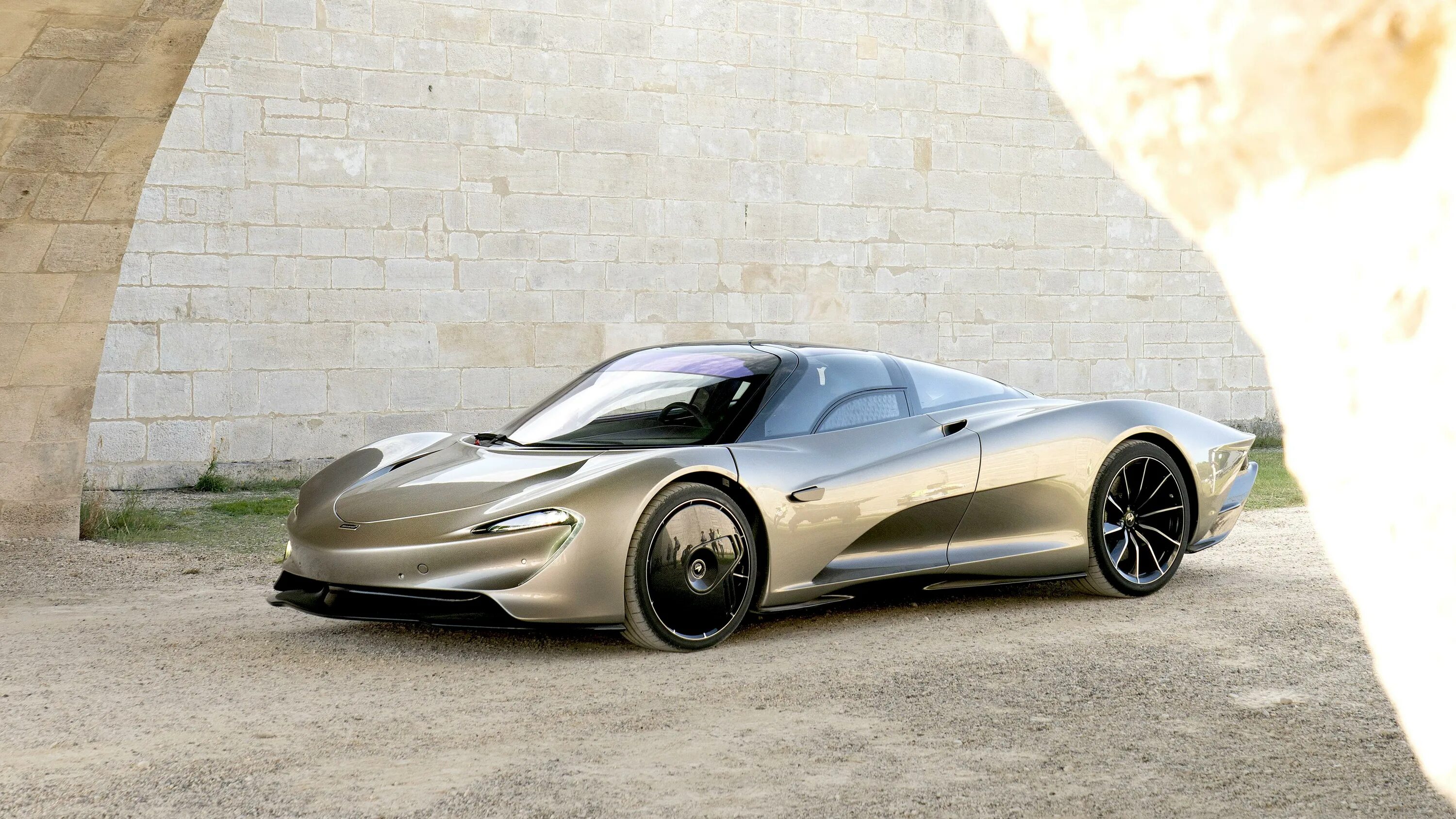Трехместный макларен. Mclaren speedtail 2021. Mclaren speedtail 2021. Mclaren speedtail — 400 км/ч. Гиперкар mclaren.