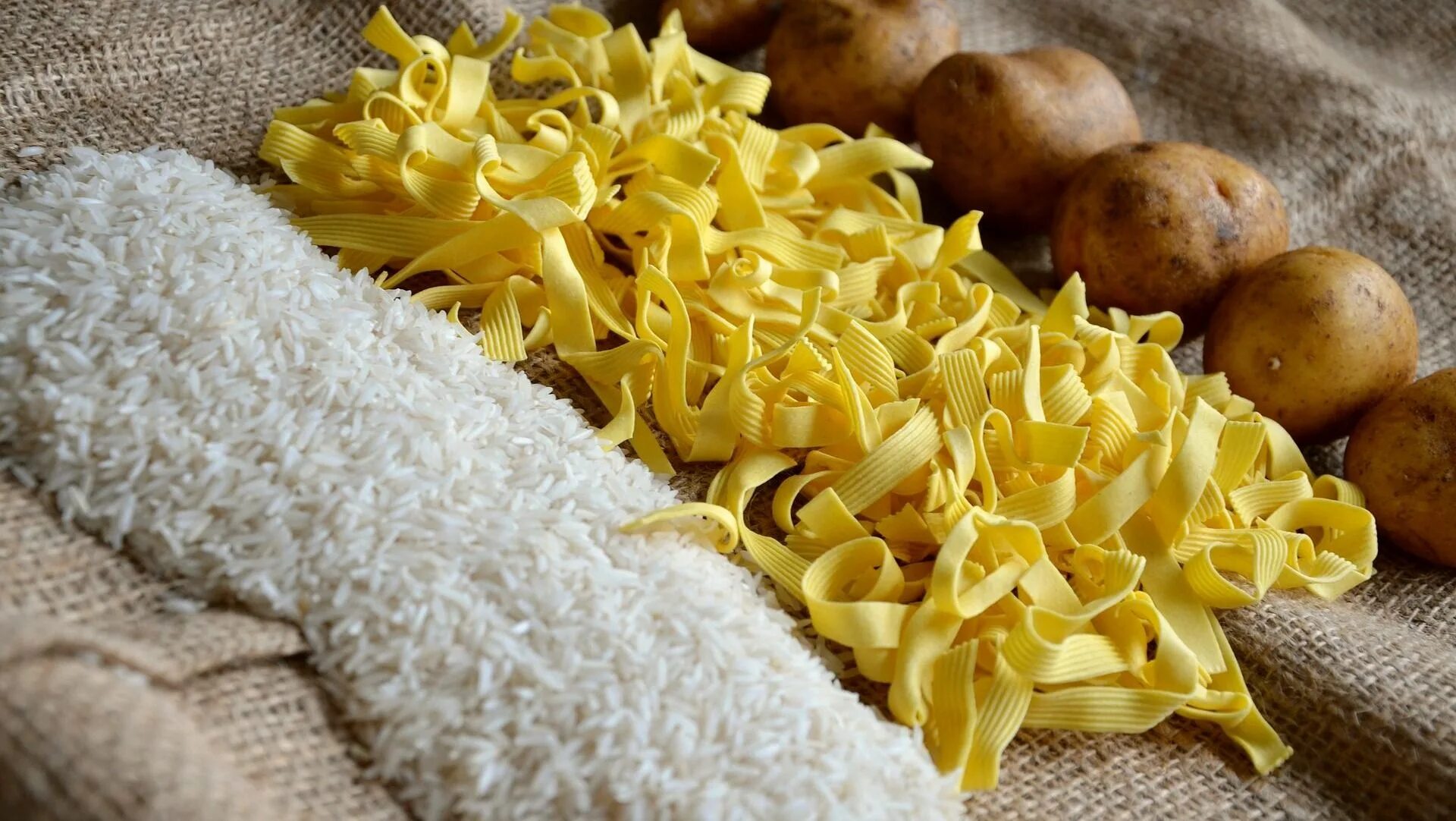 Présentation des pâtes, nouilles et riz (pâtes à la farine de blé, vermicelles d