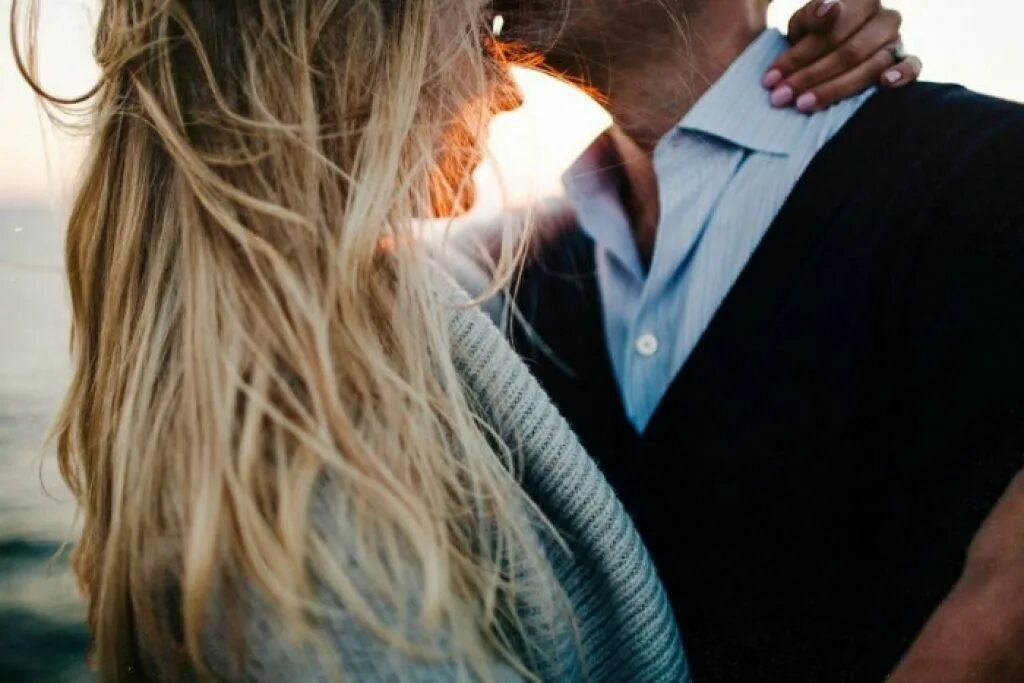 Светлый волос девочка с парнем. Девушка с русыми волосами с парнем. Лаки блю смит обнимается. Фото светлых девушек с парнем. Поцелуй с блондином.