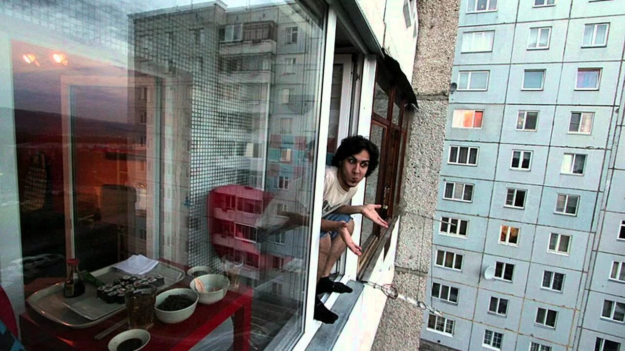 Спать на балконе. Человек на балконе. Стоит на балконе. Фотосессия на балконе. Человек из балкона.