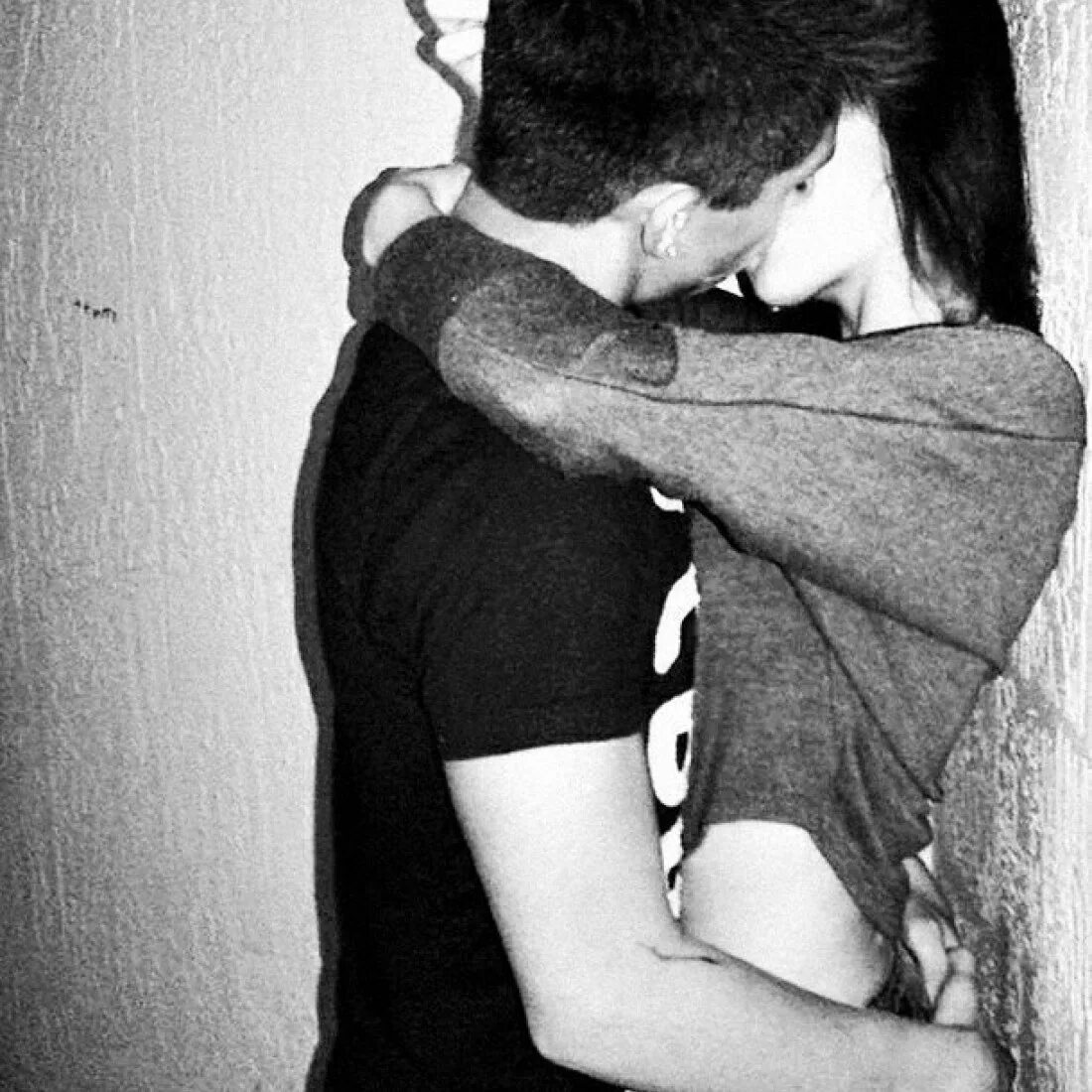 Влюбленная пара. Пацан целует девку. Пацан целует девку. Фотосессия влюбленных. Фото парня и девушки.