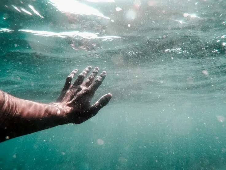 Тонет в воде или нет. Вода и человек. человек тонет в воде. утопающий. опасная вода.