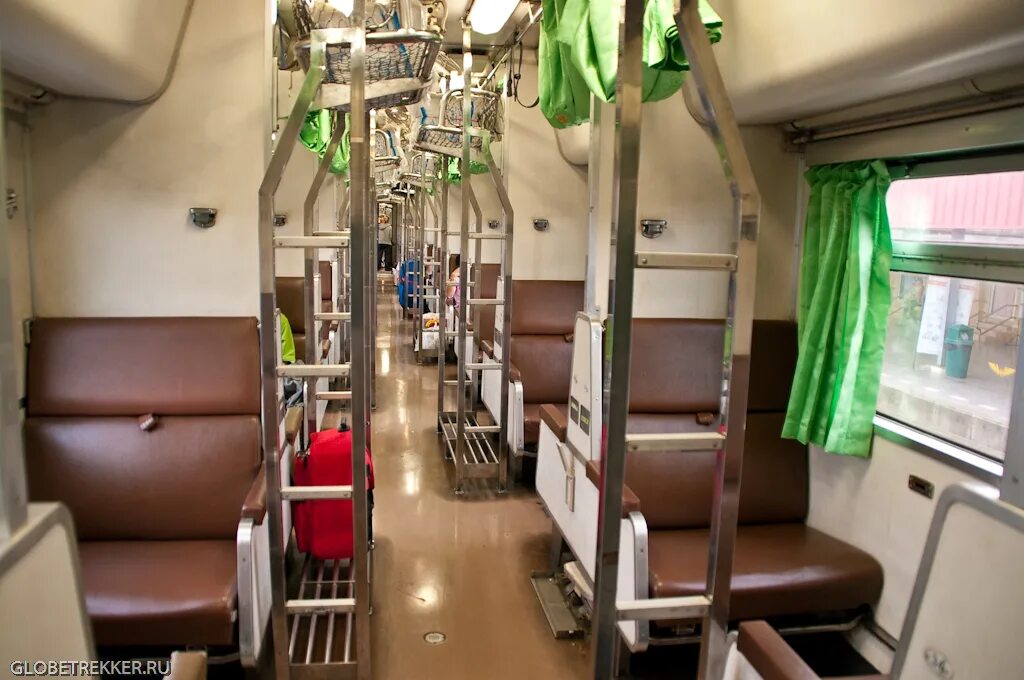 Поезд 602н общий вагон. Сидячий вагон Новосибирск Бийск. Тайский поезд внутри. Плацкартный вагон в Таиланде. Поезд второй класс