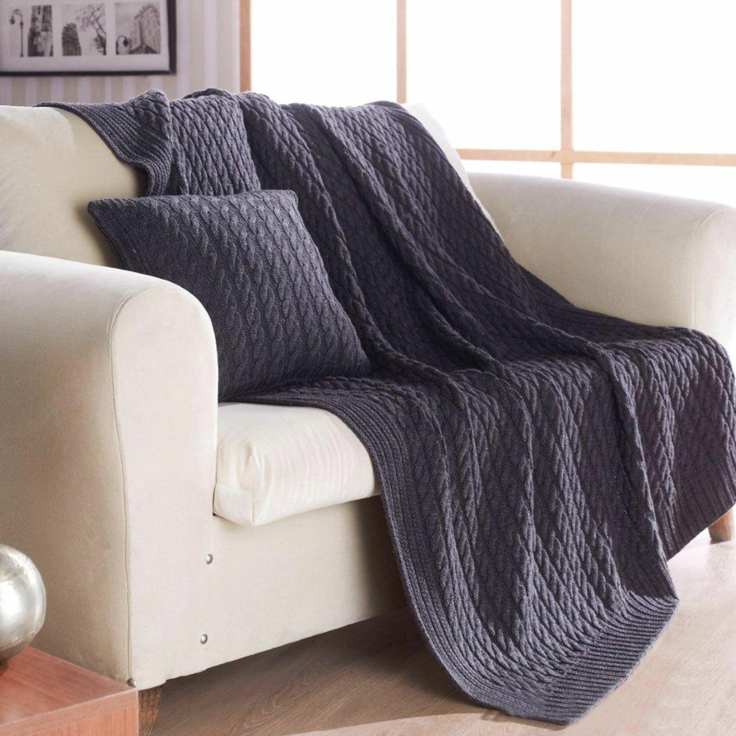 Вязаный плед на диван. Плед крупной вязки. Вязаные накидки на диван. Сидушки на диван крючком. Плед вязаный.