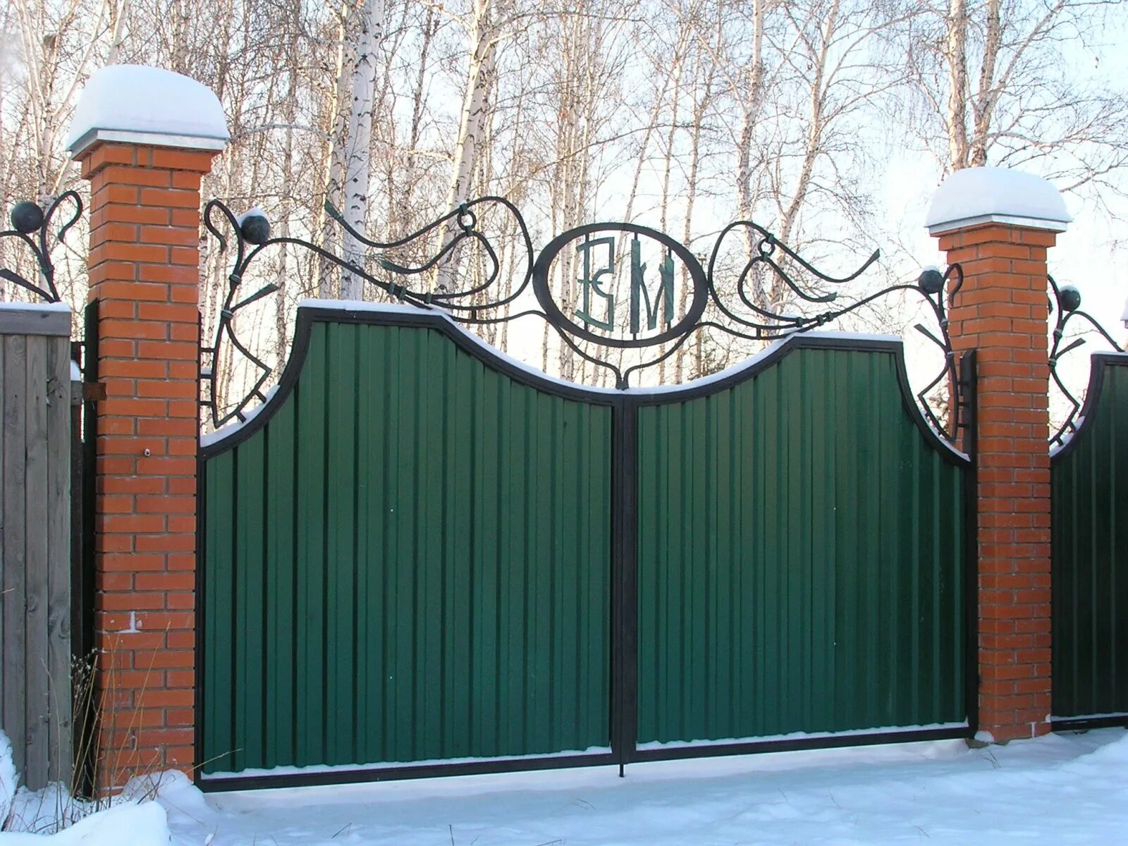 Профнастил с элементами ковки. Красивые ворота из профлиста. забор из профнастила с элементами ковки. забор с металлопрофиля с элементами ковки. кованый забор с металлопрофилем.