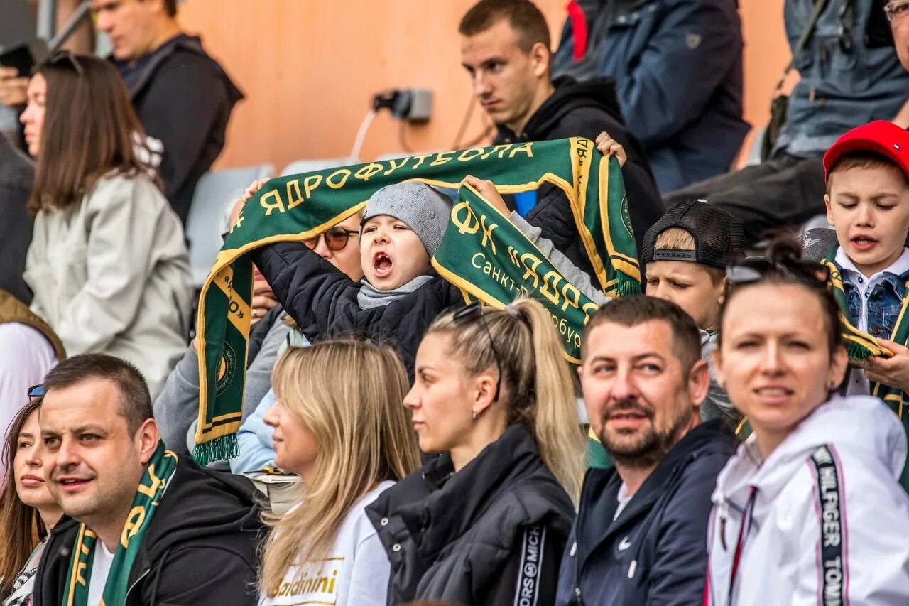 Против торпеды. Фанаты против патриотов. Рекорд посещения Шинника. Нам нужна победа болельщики. Двигатель на трибунах футбольного матча в каблуках.