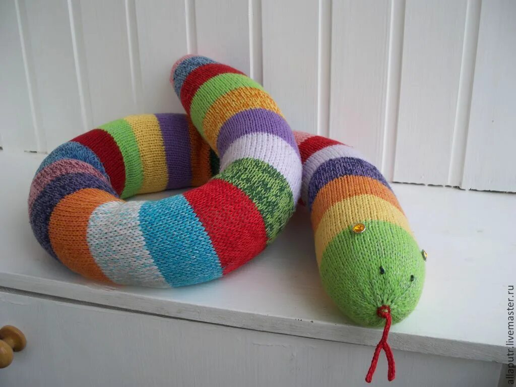 Вязаные поделки. Амигуруми книжный червь. Связать червяка. Вязаное яблоко. Червяк амигуруми.