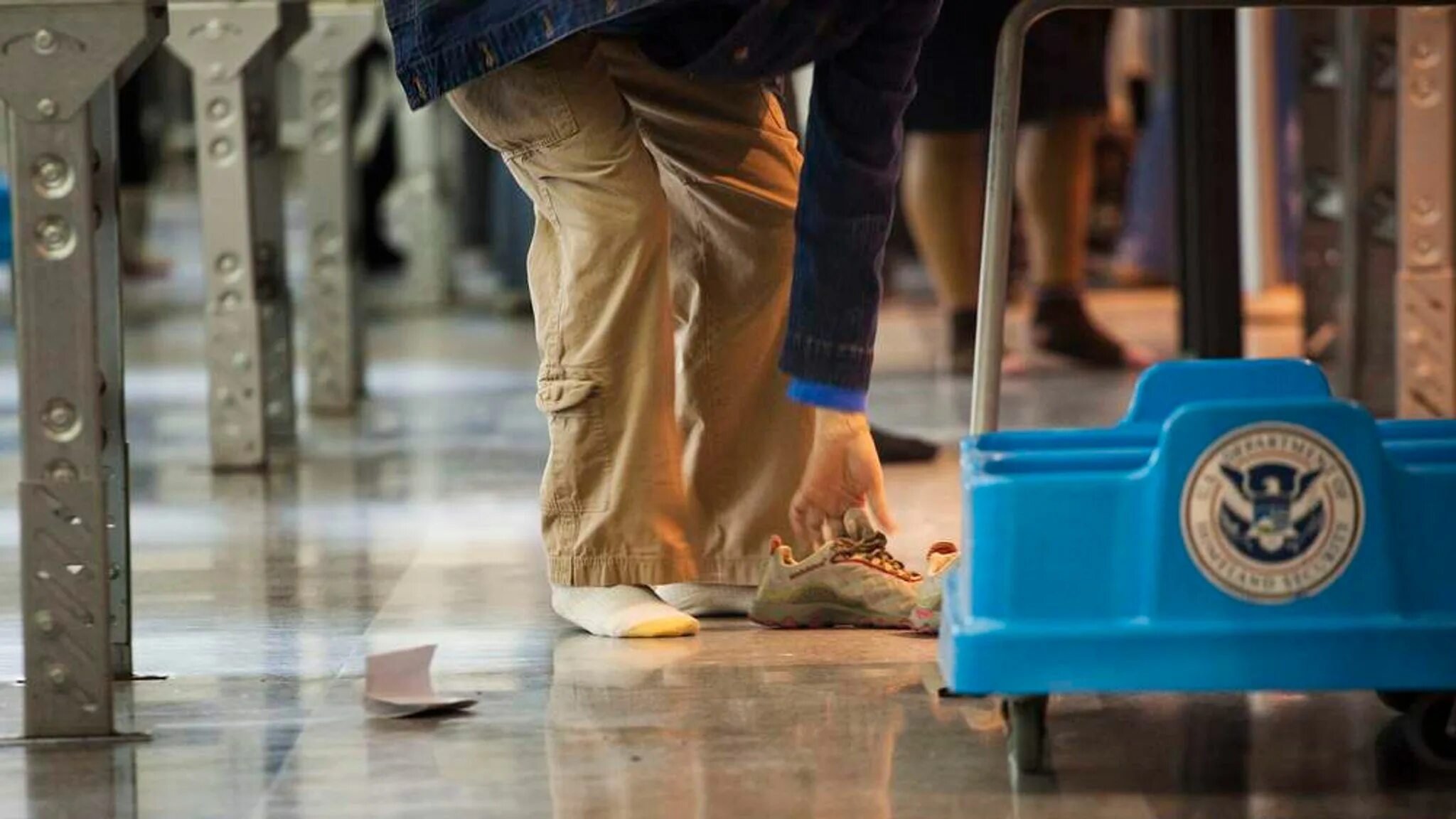 Снимают обувь в аэропорту. Лотки для досмотра в аэропорту. Обувь в мечети фото. Досмотр ручной клади в аэропорту. Снимают обувь в аэропорту.