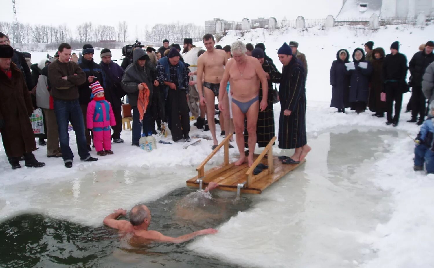 Для чего купаются на крещение. Крещение господне купание в проруби. Крещение господне 19 января купель. Окунание в прорубь на крещение 2023. Крещение господне иордань.