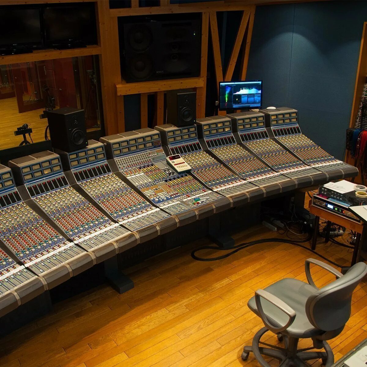 Студия Sound City Nirvana. Focusrite Studio. Focusrite Console. Микшерный пульт в студии.