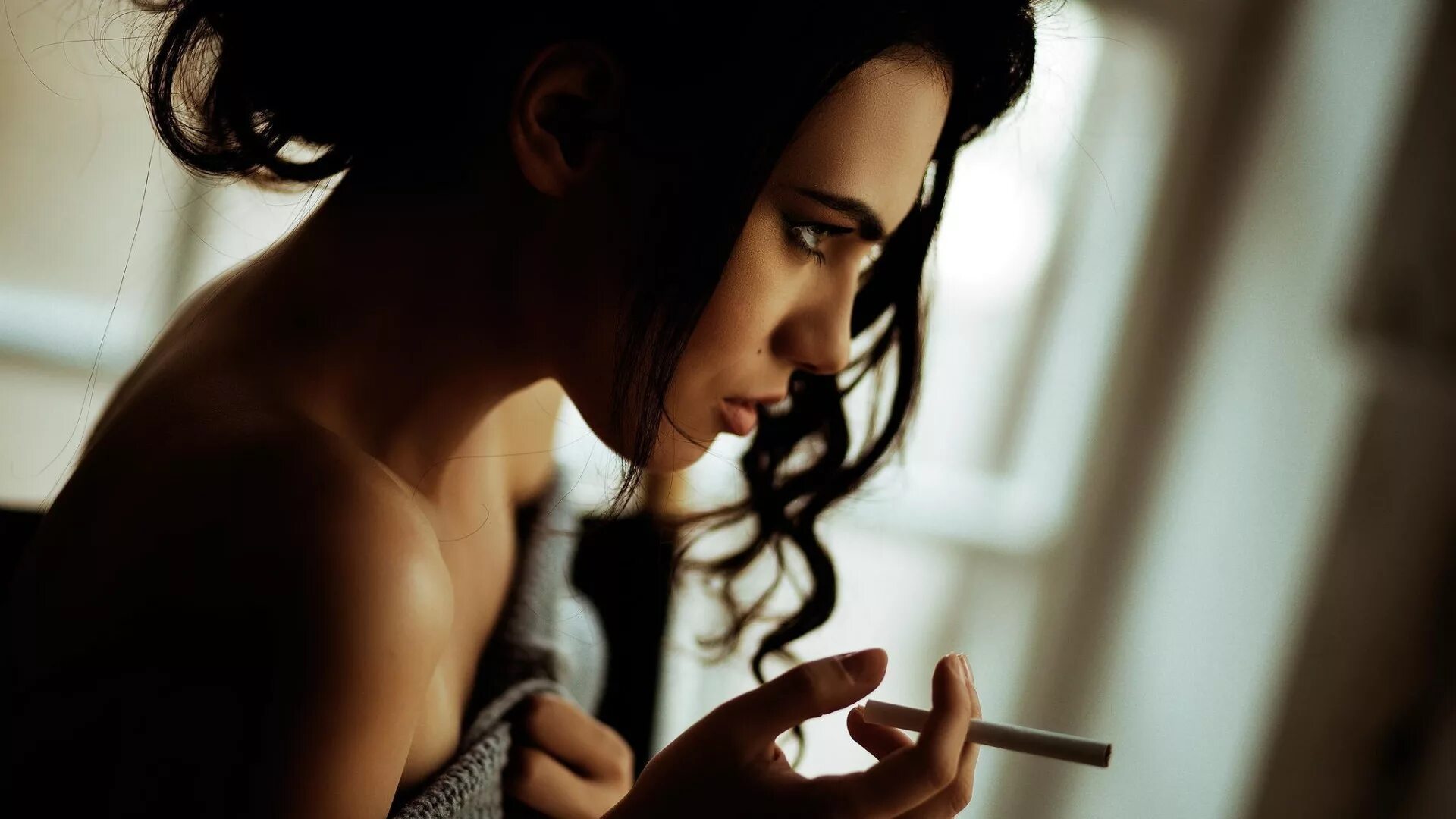 Запах ее темных волос nasty babe white. Девушка с сигаретой. Красивая девушка с сигаретой. Красивая женщина курит. Курящая девушка.