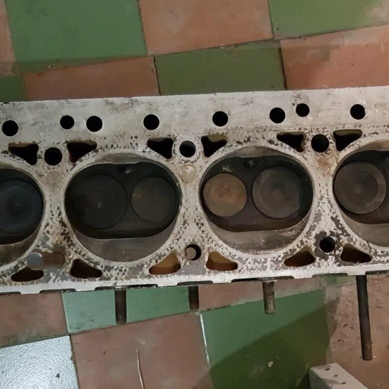 402 двигатель газель головка. Головка блока цилиндров газ 402. Головка газ 402. Головка гбц газель 402. Головка газель 402.