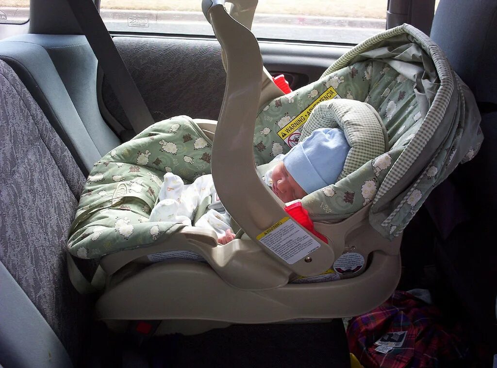 Автокресло должно быть. Люлька бебетон. Автолюлька в машине. Автолюлька для новорожденных. Детское кресло для новорожденных в машину.