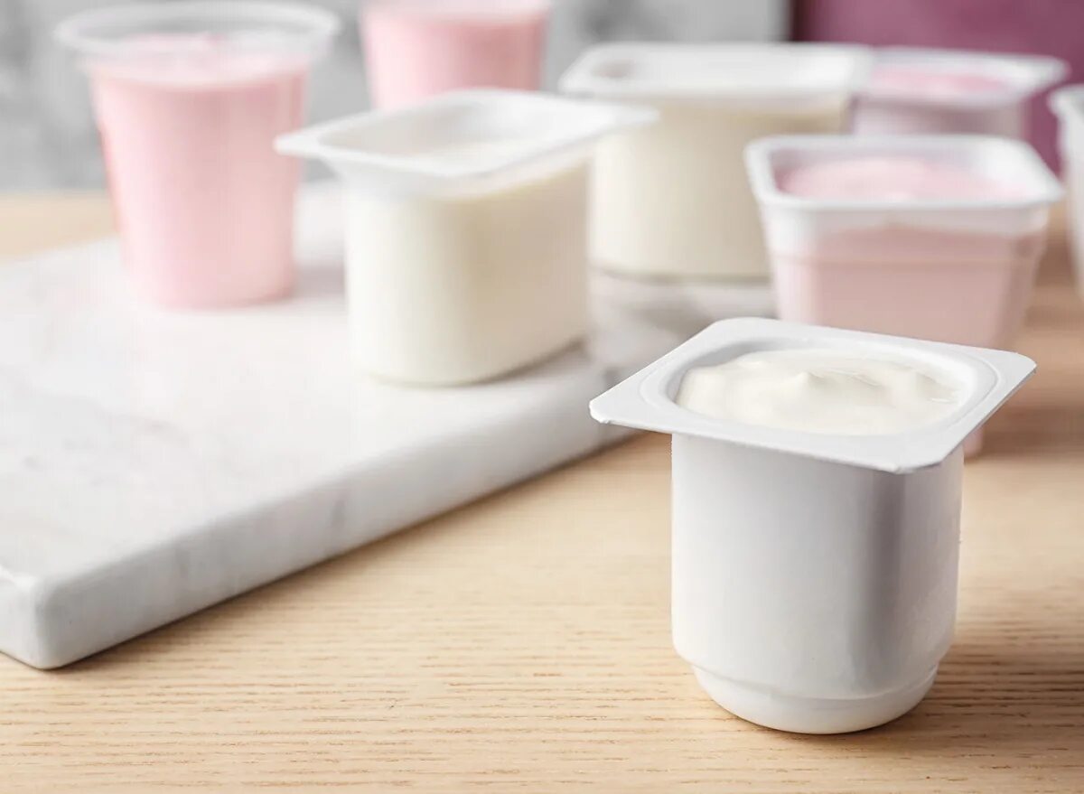 Фото йогурта. Йогурт. Открытый йогурт. Йогурт на столе. Йогурт с кальцием.