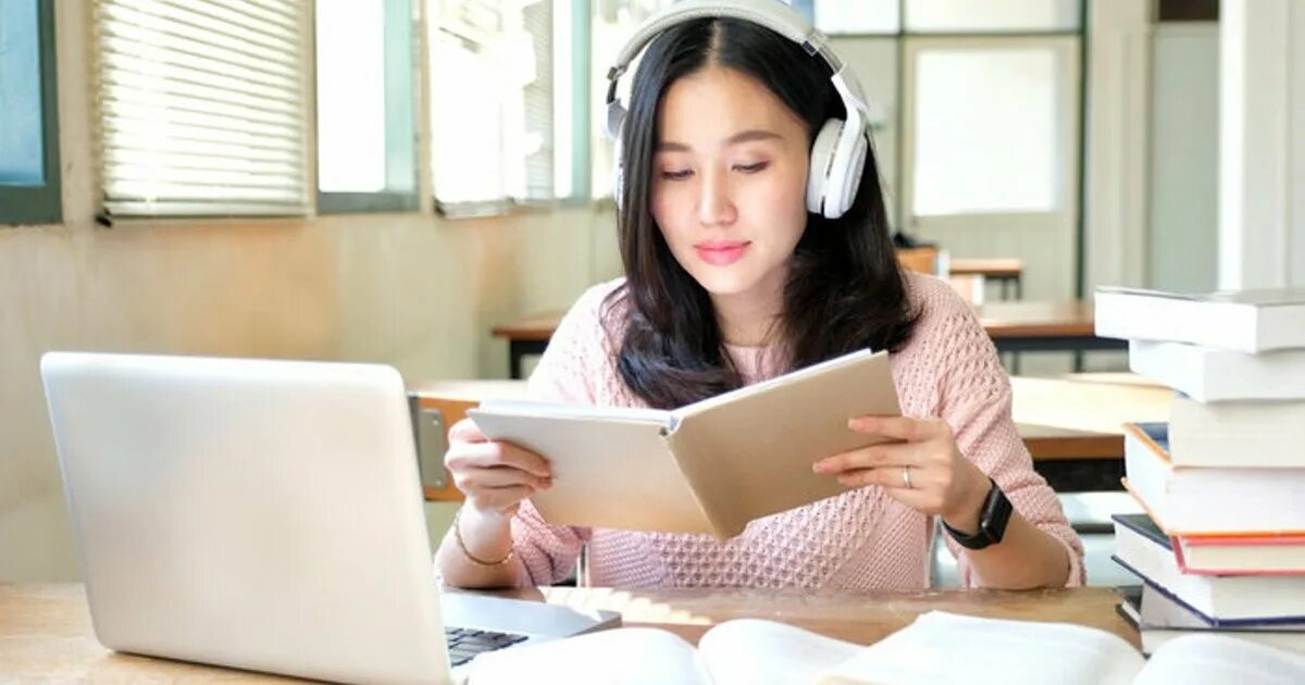 Аудирование age. Студенты аудирование. Study Tips аудирование. Listening Practice. Картинки для аудирования по картинке.