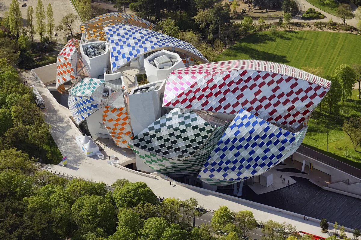 Фонд фрэнка. Здание фонда Луи Виттона в Париже. Музей Fondation Louis Vuitton в Париже. Фрэнк Гери фонд Луи Виттон. Музей Луи Виттон в Париже Фрэнк Гери.