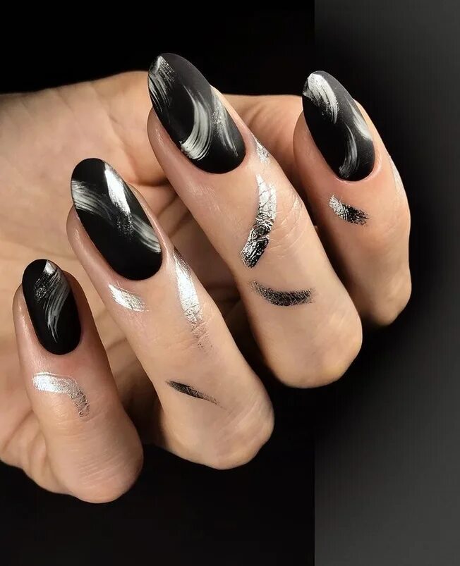 Ногти 2023 черный. Черные ногти. Красивые черные ногти. Темный маникюр. Красивый черный маникюр.
