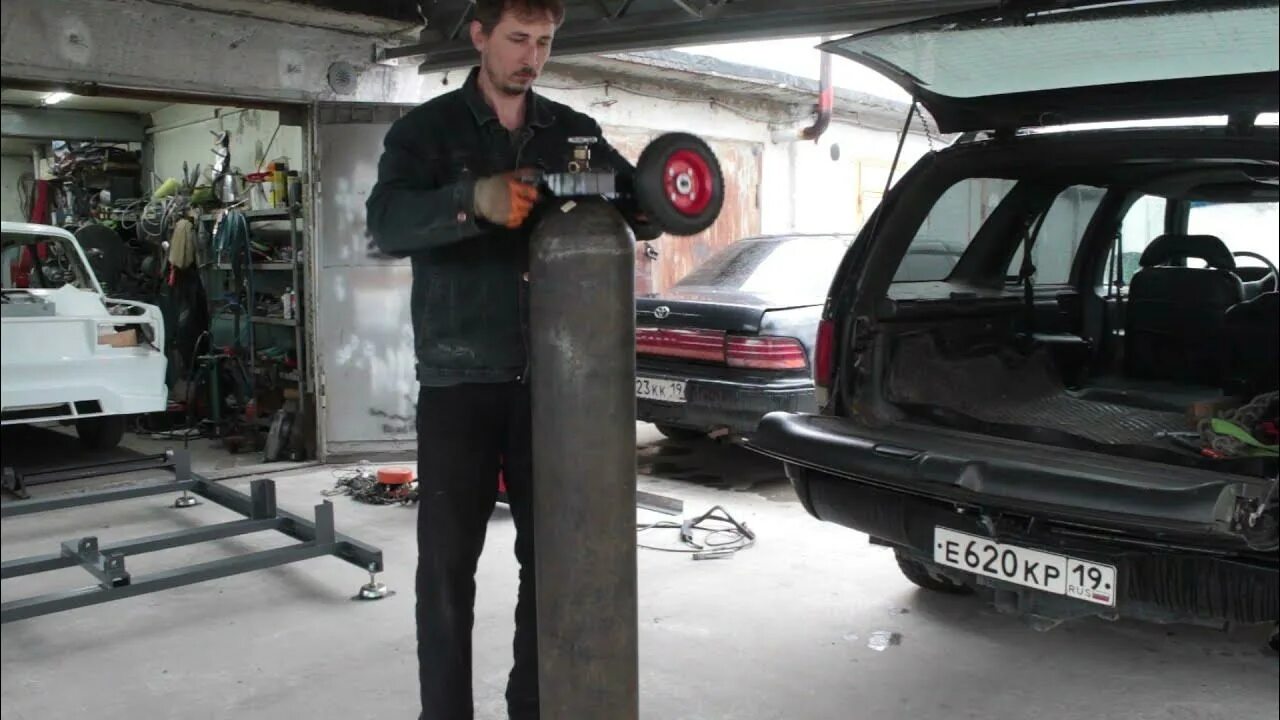 Можно перевозить газовый баллон в автомобиле. Крепления для кислородных баллонов в авто. приспособление для перевозки газовых баллонов в машине. баллон с аргоном в легковом автомобиле. погрузка баллона в машину.
