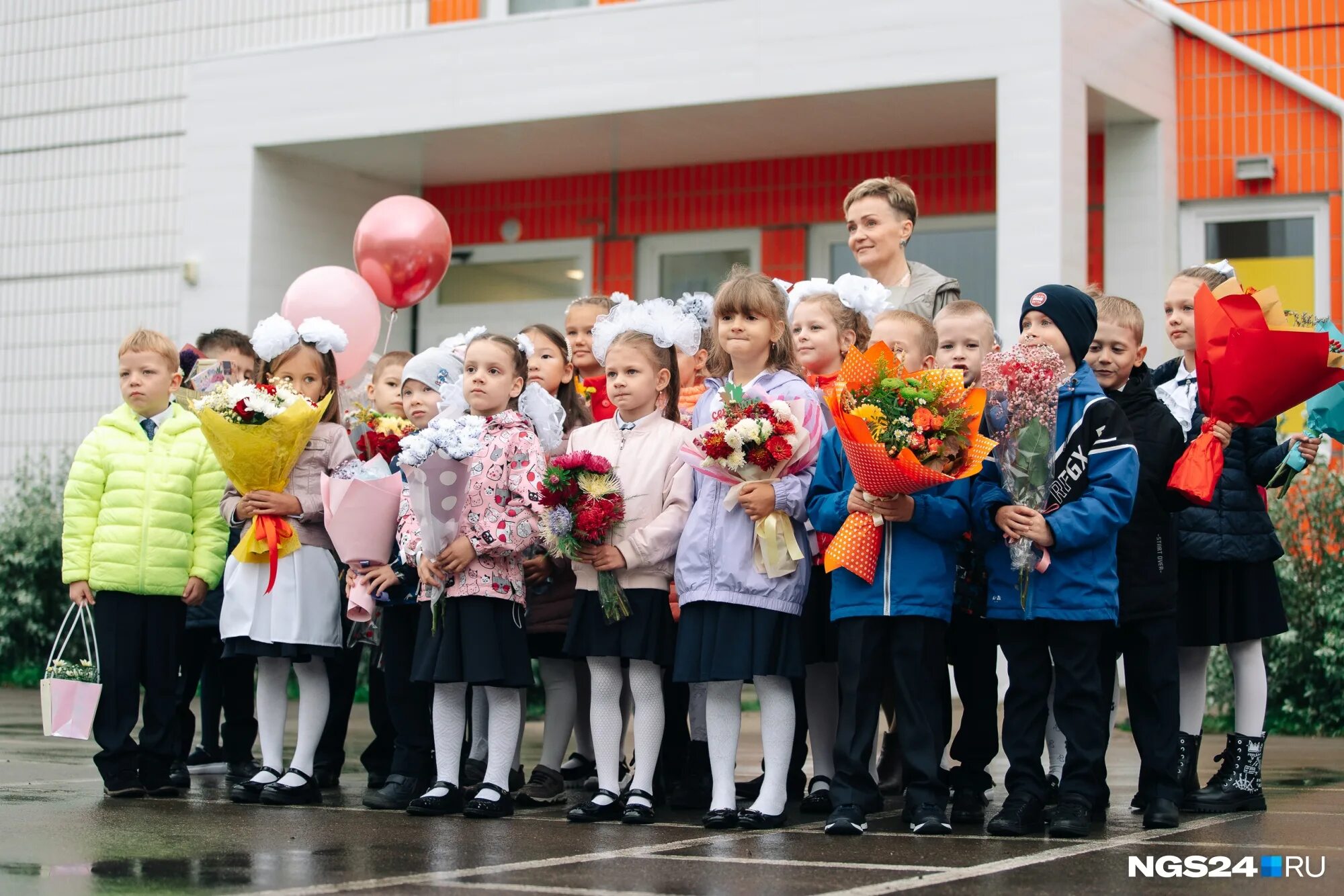 Школа 156 Красноярск. Первый класс линейка. Школьники. 1 Сентября линейка в школе. Школа в солнечном красноярск