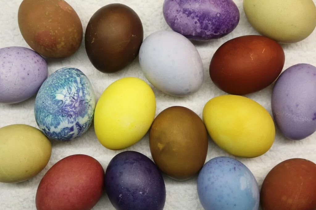 Крашеные яйца. Пасхальные яйца натуральные красители. Красим яйца натуральными красителями.