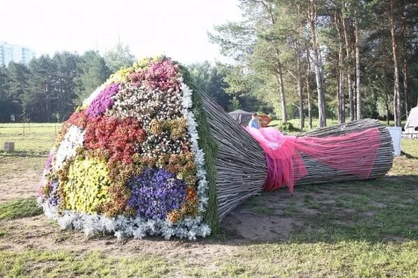 Купить цветы в набережных. Праздник цветов Набережные Челны. Фестиваль цветов в Набережных Челнах. Челны цветочный фестиваль. Живая инсталляция цветов на набережной.